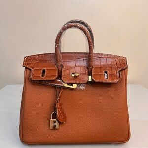 25 cm genuine Togo leather featuring an embossed crocodile print.